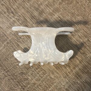 NWOT Shimmer Cream Butterfly Hairclip